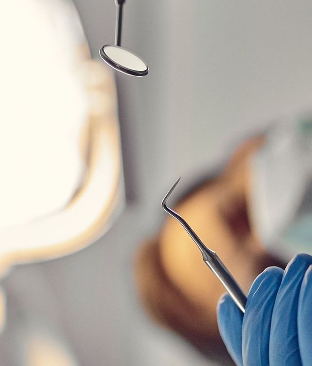 Zahninstrumente und ein Zahnarzt